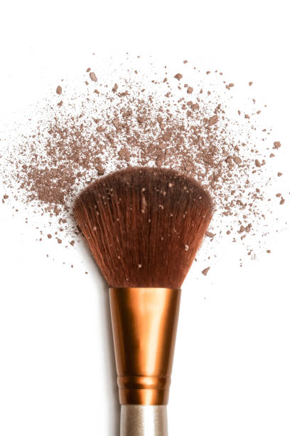 imagen de cerca de un cepillo de maquillaje grande con polvo suelto marrón aislado en blanco - make up brush face powder make up isolated fotografías e imágenes de stock