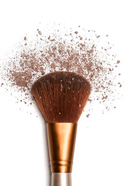 흰색에 고립 된 갈색 느슨한 분말로 큰 메이크업 브러시의 이미지를 클로즈업 - make up brush face powder make up isolated 뉴스 사진 이미지