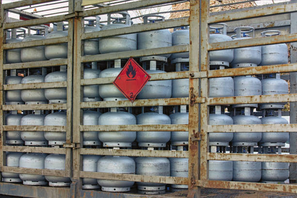 gás natural em cilindros pequenos. foto conceitual de transporte de cilindros com gás natural em istambul, turquia. entrega de garrafas de gás propano por caminhão - liquid propane gas - fotografias e filmes do acervo