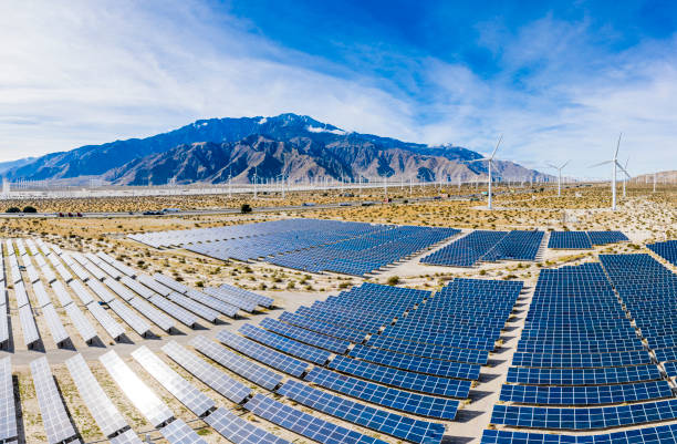 vista aerea su pannelli solari e mulini a vento - solar panel wind turbine california technology foto e immagini stock