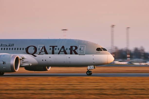 qatar airways boeing 787 dreamliner pendant le décollage - boeing 787 qatar airways airplane aerospace industry photos et images de collection