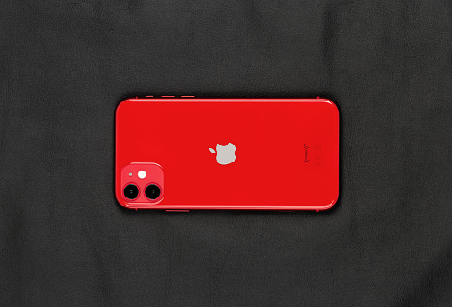Apple Iphone 11 Product Red Pada Permukaan Kulit Hitam Foto Stok - Unduh  Gambar Sekarang - iStock