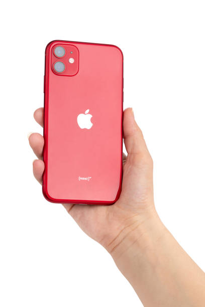 apple iphone 11 produto vermelho na mão em um fundo branco. - three objects audio - fotografias e filmes do acervo