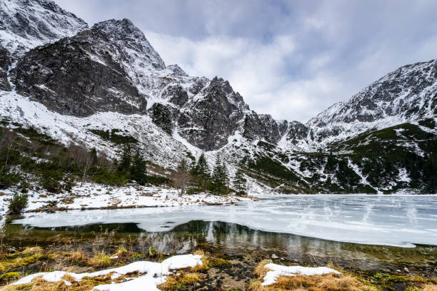inverno no lago sea eye ou morskie oko perto de zakopane na polônia - tatra mountains zakopane lake mountain - fotografias e filmes do acervo