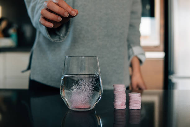 brausetabletten in wasser auf dem tisch - antibiotic red medicine healthcare and medicine stock-fotos und bilder