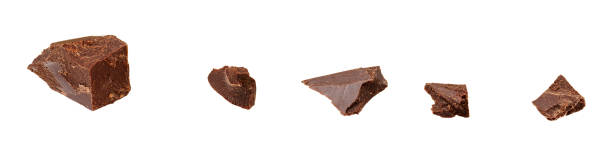 piezas de chocolate rotas aisladas en blanco con trazado de recorte - brown chocolate candy bar close up fotografías e imágenes de stock