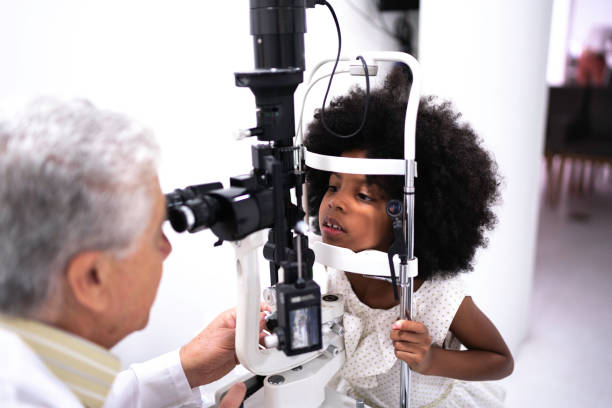 menina fofa em uma consulta médica com oftalmologista - eyesight senior adult care support - fotografias e filmes do acervo