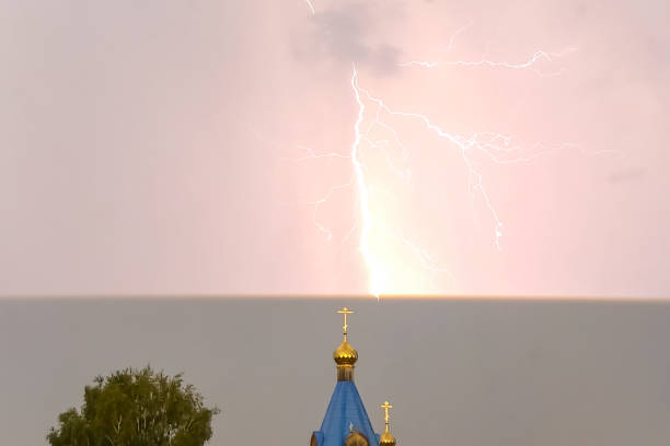 молния во время грозы в небе над куполом и кр - german culture flash стоковые фото и изображения