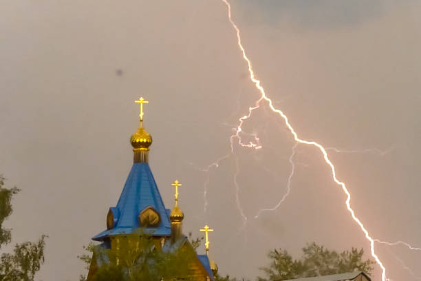 ドームとcrの上空で雷雨の間に雷 - german culture flash ストックフォトと画像