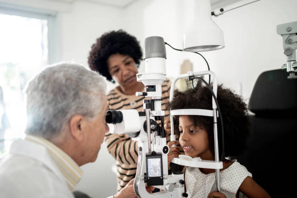 mãe e filha em consulta médica com oftalmologista - eyesight senior adult care support - fotografias e filmes do acervo