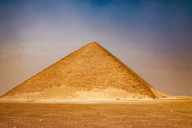 ピンクのピラミッド - ダクシュール、紀元前26世紀のファラオスノフルの北のピラミッド。 - snofru ストックフォトと画像