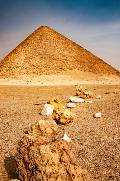 핑크 피라미드 - 다크슈르, xxvi 세기 기원에서 파라오 스노프루의 북부 피라미드. - snofru 뉴스 사진 이미지