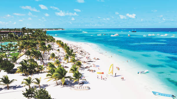 vue aérienne d'une belle plage des caraïbes à punta cana, république dominicaine - aller de photos et images de collection