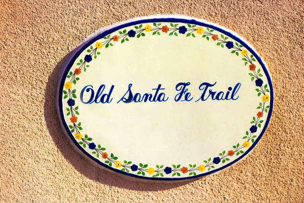 santa fe, nm: ceramiczna tablica uliczna "old santa fe trail" zbliżenie - santa fe trail zdjęcia i obrazy z banku zdjęć