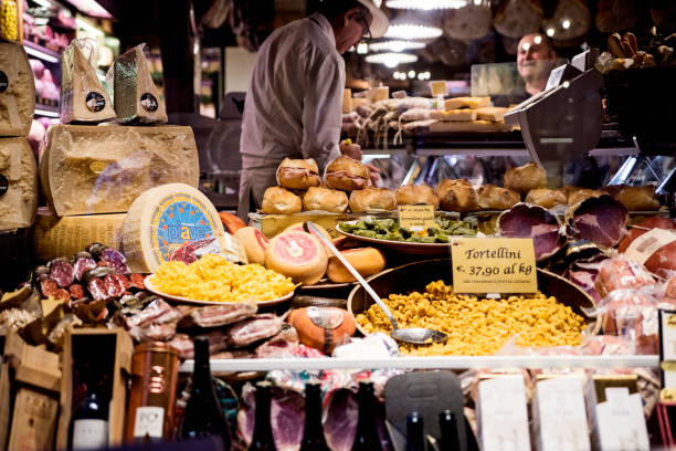 이탈리아 볼로냐시에 있는 파스타 가게의 전형적인 창문. - market stall market italy food 뉴스 사진 이미지