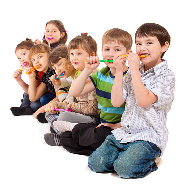 дети группы, чистки зубов - sweet tooth in a row стоковые фото и изображения