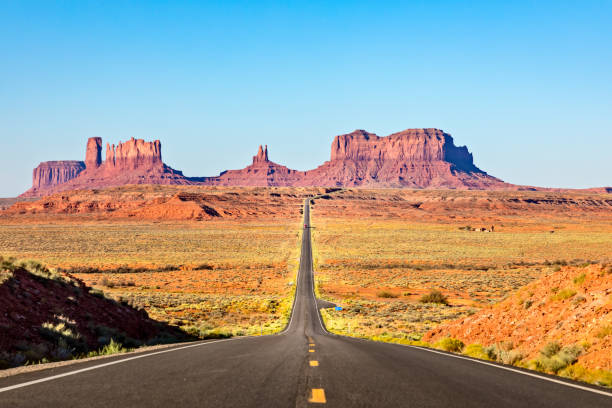 scenic road leading to monument valley - asphalt highway desert valley imagens e fotografias de stock