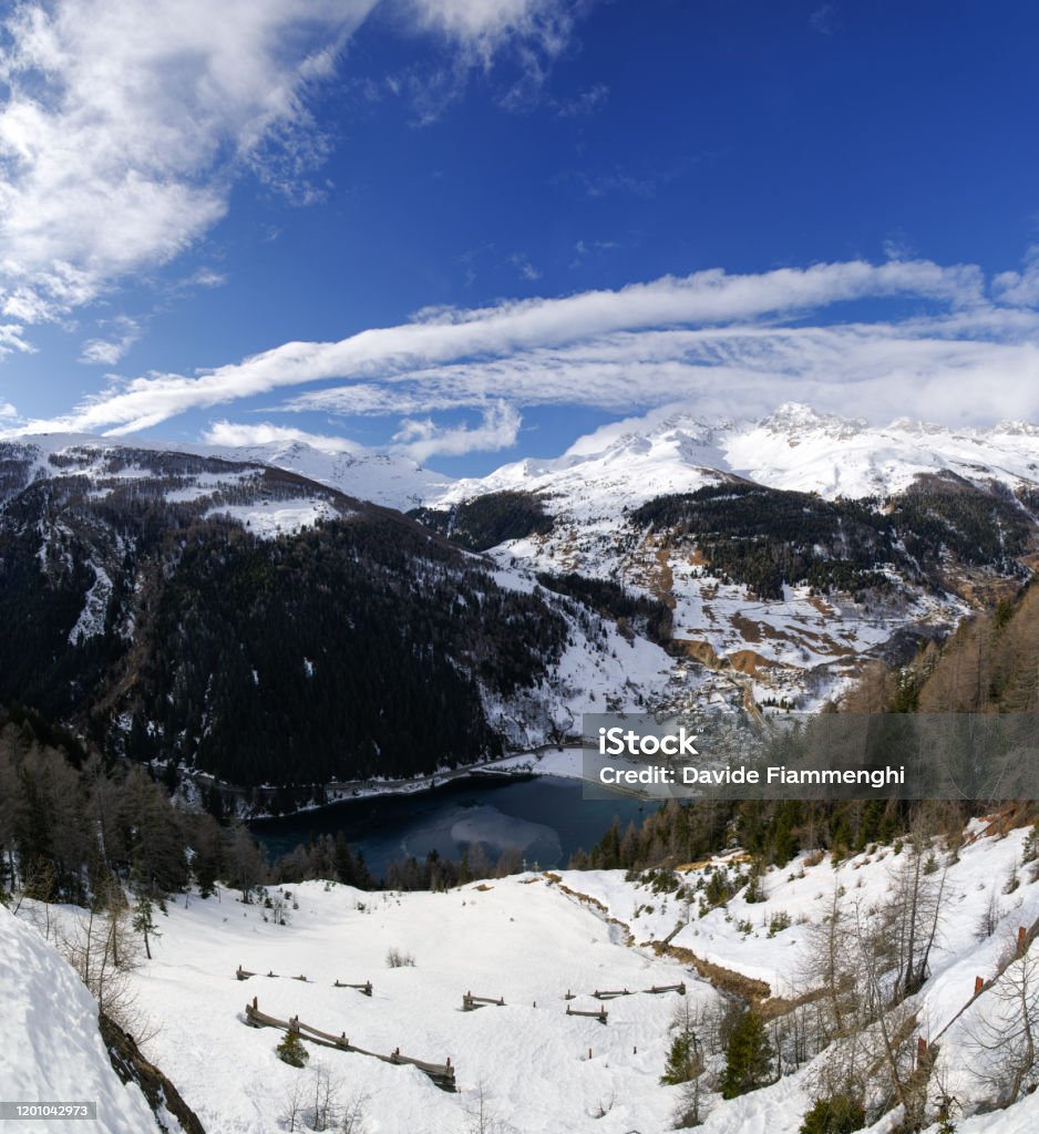 Lago d'Isola - Foto stock royalty-free di Alpi