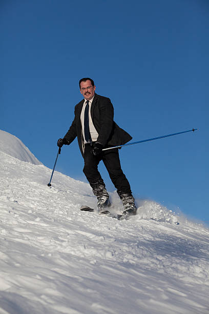 homem de negócios sute de esqui - telemark skiing skiing ski moving down - fotografias e filmes do acervo
