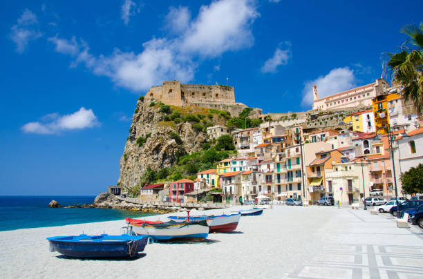 pesca di barche colorate su spiaggia sabbiosa, scilla, calabria, italia - messina foto e immagini stock