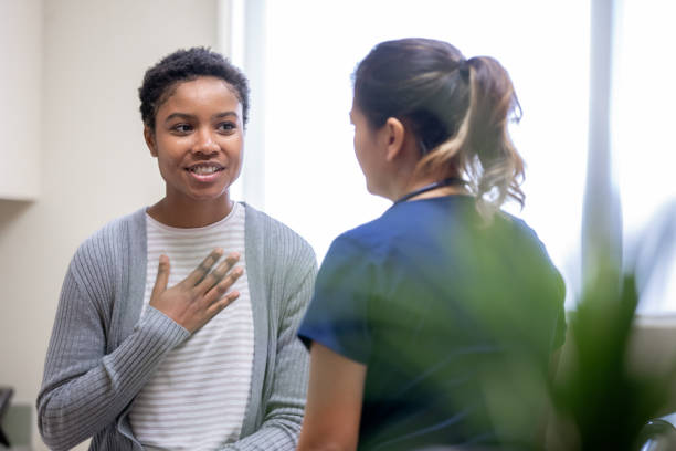 pielęgniarka wyjaśniająca dobrą wiadomość pacjentce - patient doctor african descent hospital zdjęcia i obrazy z banku zdjęć