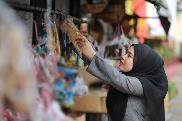 istock Modern Muslim: Street Shopping 1201053063