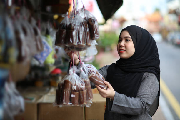 istock Modern Muslim: Street Shopping 1201053096