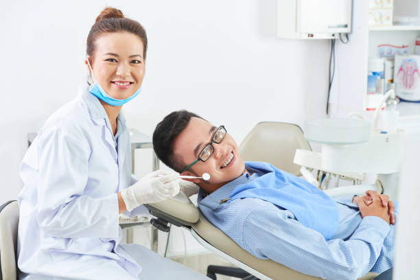 専門の歯科医と陽気な患者 - dentist dentists chair men confidence ストックフォトと画像