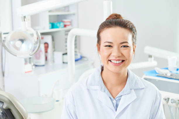 카메라에 미소 여성 치과 의사 - medical exam dentist dentists chair dental assistant 뉴스 사진 이미지