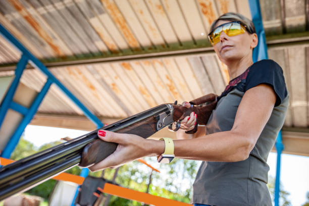 촬영 범위에서로드 산탄총을 들고 결정 성인 여성의 낮은 각도보기 초상화 - 스톡 사진 - shooting women gun shotgun 뉴스 사진 이미지