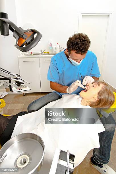 Paziente In Sedia - Fotografie stock e altre immagini di Adulto - Adulto, Ambientazione interna, Ambulatorio dentistico