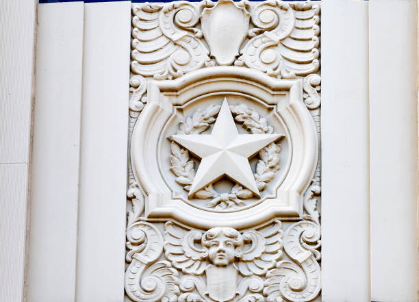 lone star decoration building alamo square san antonio texas - lone star symbol fotografías e imágenes de stock