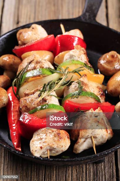 Pollo Kebabs Foto de stock y más banco de imágenes de Alimento - Alimento, Aperitivo - Plato de comida, Asado - Alimento cocinado