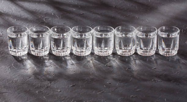 восемь стаканов воды в день - water glass glasses number 8 стоковые фото и изображения