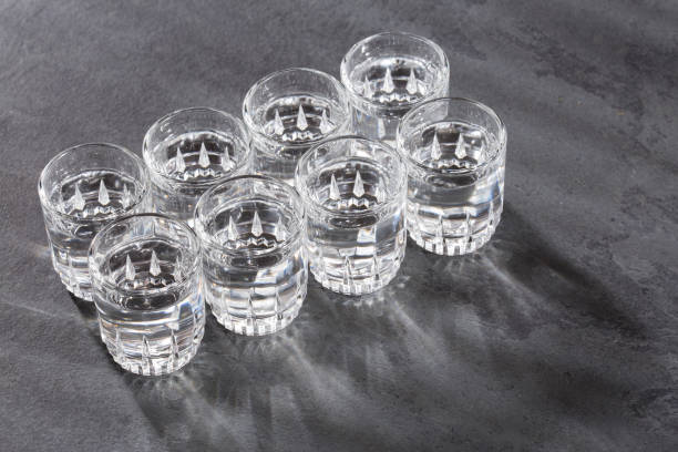 восемь стаканов воды в день - water glass glasses number 8 стоковые фото и изображения