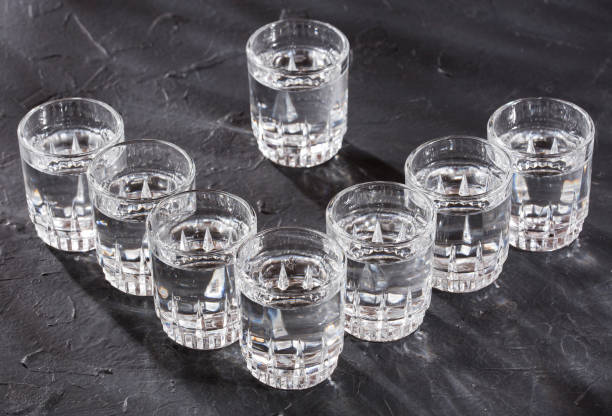 восемь стаканов воды в день - water glass glasses number 8 стоковые фото и изображения