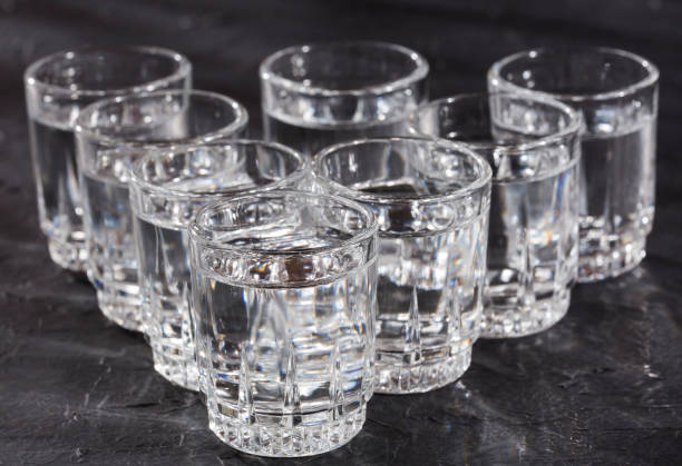 bevi acqua pura nella vita quotidiana. dovresti bere 8 bicchieri d'acqua al giorno. - water glass glasses number 8 foto e immagini stock