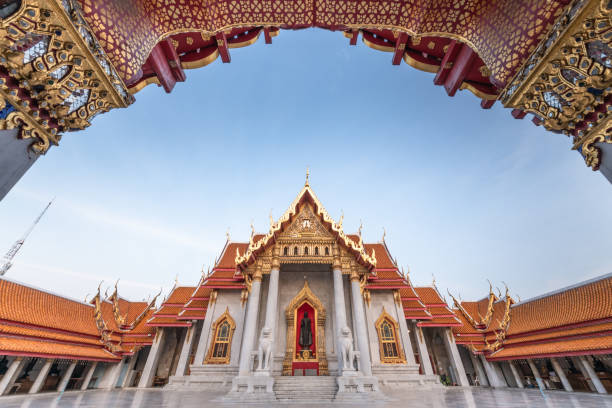 wat benchamabopit dusitvanaram un temple célèbre à bangkok - garuda bangkok thailand gold photos et images de collection