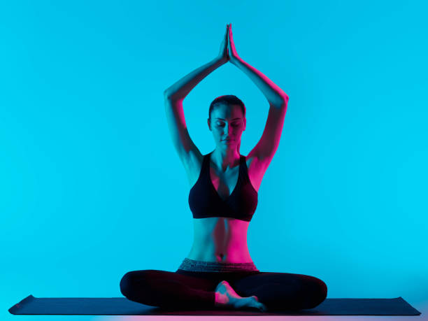 mujer yoga exercices padmasana lotus posición - exercices fotografías e imágenes de stock