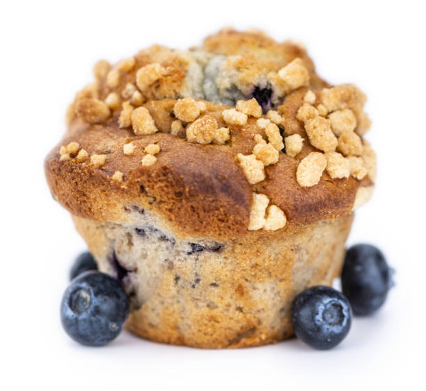 algunos muffins de arándanos aislados en blanco (enfoque selectivo) - muffin blueberry muffin cake pastry fotografías e imágenes de stock