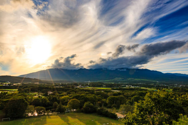 It spans between Yamanashi and Nagano prefectures and is about 30 km north-south.\nIt is one of Japan's 100 Great Mountains.\nThis area is also famous for its beautiful stars, but on that day I was able to shoot beautiful autumn clouds.