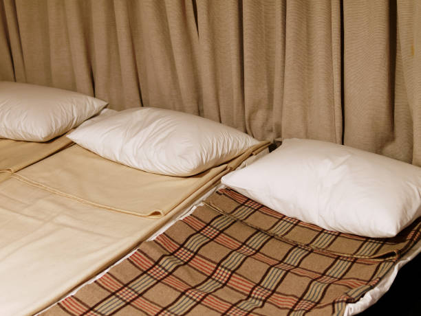 tempat tidur sementara untuk pengungsi bencana di tempat penampungan - berlindung foto potret stok, foto, & gambar bebas royalti