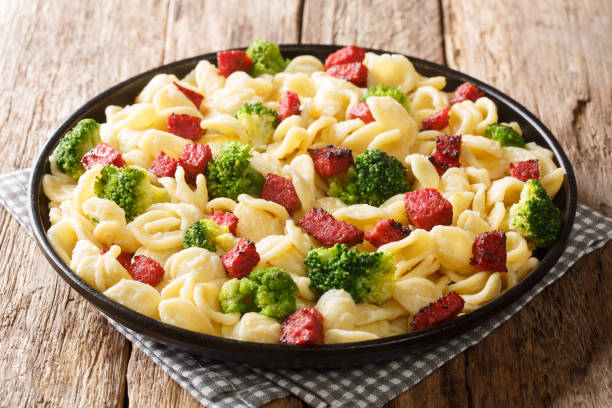 porzione di orecchiette con broccoli e salsicce italiane fritte da vicino in un piatto. orizzontale - orecchiette foto e immagini stock