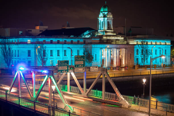 ratusz w cork - republic of ireland corcaigh night photography zdjęcia i obrazy z banku zdjęć