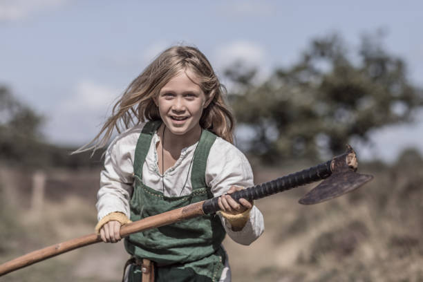 un singolo bambino vichingo in un insediamento vichingo - dutch culture netherlands history historical reenactment foto e immagini stock