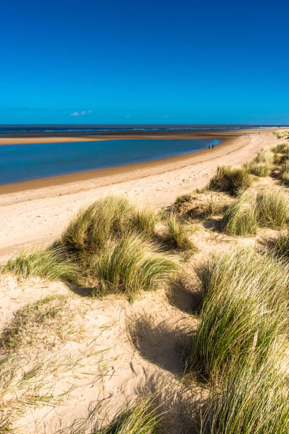 sand dunes where norfolk coast path national trail from barnham overy staithe reaches the sea - east anglia imagens e fotografias de stock