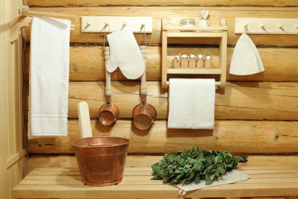 accessori in rame per sauna tradizionale. - massaging relaxation indoors traditional culture foto e immagini stock