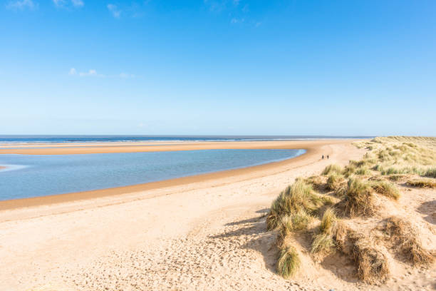 sanddünen, wo norfolk coast path national trail von barnham overy staithe erreicht das meer - east anglia fotos stock-fotos und bilder