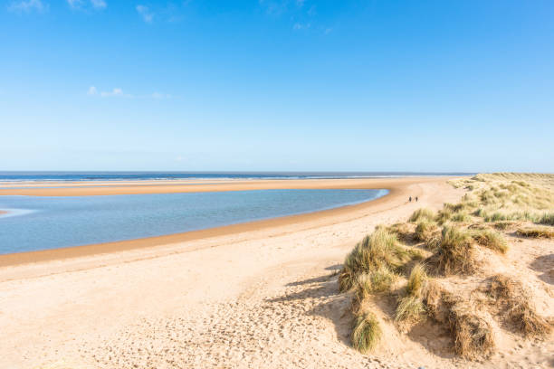 dunas de areia onde norfolk coast caminho trilha nacional de barnham overy staithe chega ao mar - east anglia fotos - fotografias e filmes do acervo