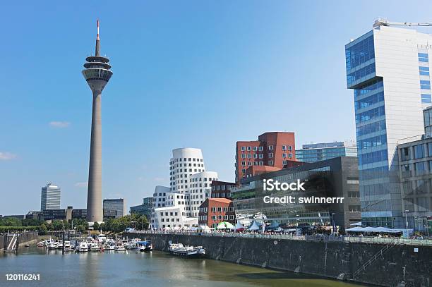 Foto de Rheinturm Tower Dusseldorf e mais fotos de stock de Dusseldorf - Dusseldorf, Medienhafen, Alemanha